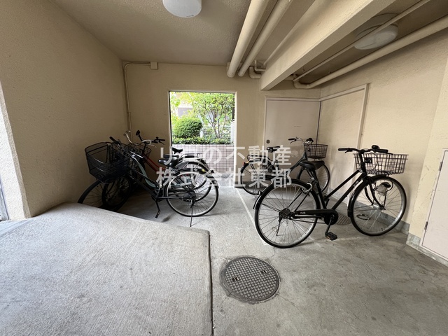 その他共有部分　雨の日でも安心☆屋根付の駐輪場です☆