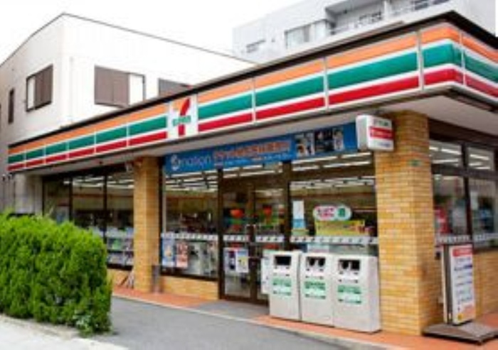 コンビニ　セブンイレブン（コンビニ）まで300m
