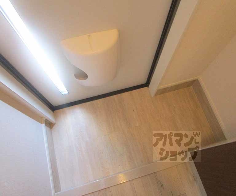 玄関　１０３号室の写真です。