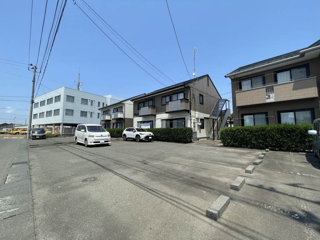 建物外観　駐車場