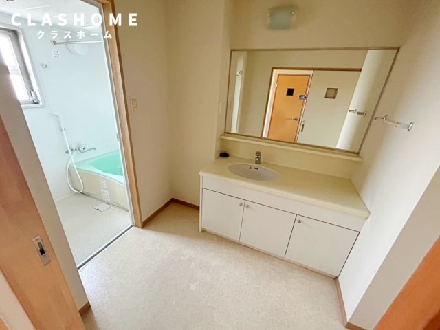 洗面設備　同物件の別部屋になります。