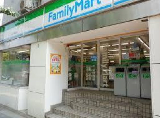 コンビニ　ファミリーマート九段下駅西店（コンビニ）まで304m