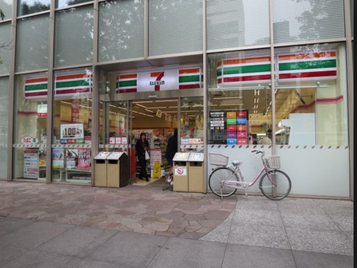 コンビニ　セブンイレブン北の丸スクエア店（コンビニ）まで302m