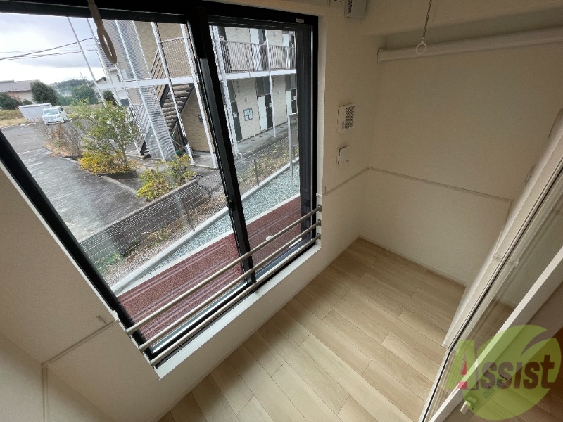 バルコニー　サンルームが付いていて洗濯物がはかどりますね。