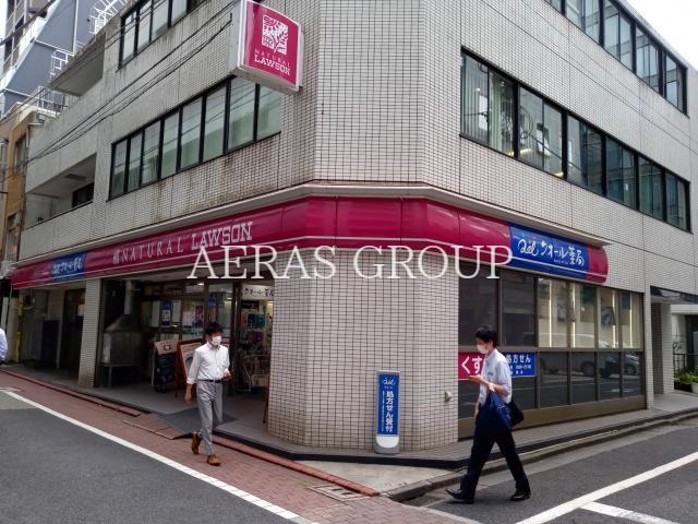 コンビニ　ナチュラルローソン芝大門一丁目店（コンビニ）まで180m