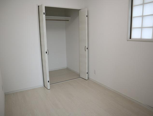 その他　206号室モデルです。床・建具の色合いは異なります。