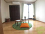 居室・リビング　リビングは日当たりのいいきれいな家具付きのお部屋です