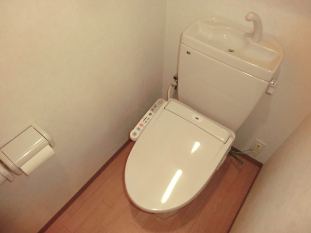トイレ　温水洗浄便座付きのトイレです♪