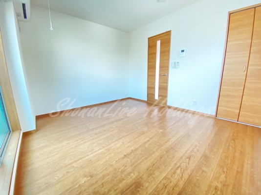 その他部屋・スペース　落ち着いて過ごせるお部屋です♪広くて明るい寝室