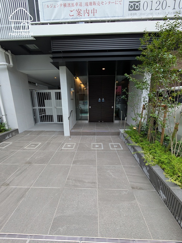 エントランス　清潔で広々しています