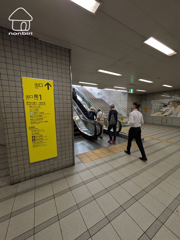 眺望　出口南１でエスカレーターを上ります