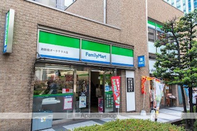 コンビニ　ファミリーマート西新宿オークテラス店（コンビニ）まで122m