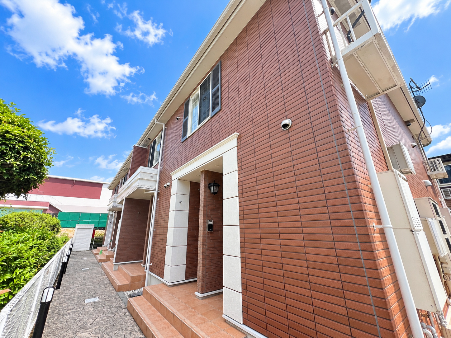 建物外観　南向き最上階のお部屋♪エアコン、照明器具完備です◎