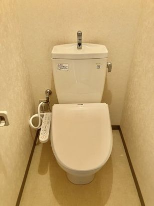 ＪＲ信越本線 新潟駅 バス乗車時間：75分 最寄りバス停で下車 徒歩9分 3階建 築21年のトイレ写真