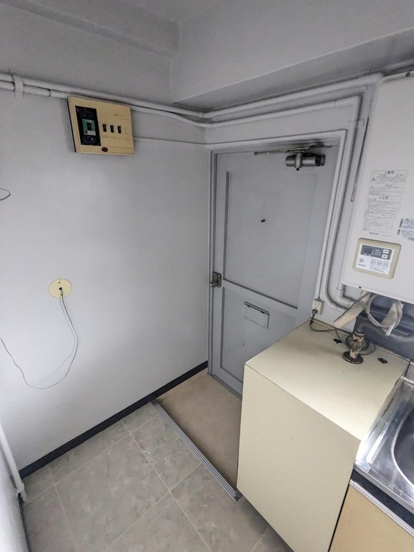 ＪＲ山手線 西日暮里駅 徒歩7分 5階建 築53年の玄関写真