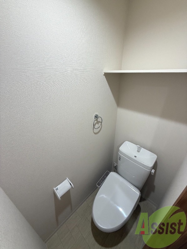 トイレ　トイレの写真です。物置きもあるので使いやすそうですね！