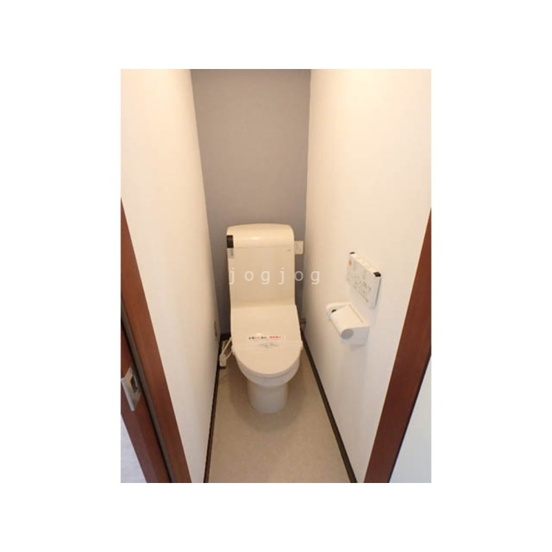 トイレ　嬉しい温水洗浄便座付きのトイレです。