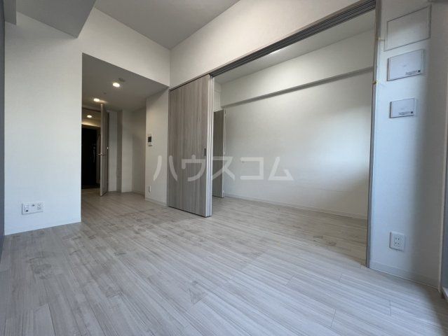 プレサンス塚本ミッドネクストの居間写真