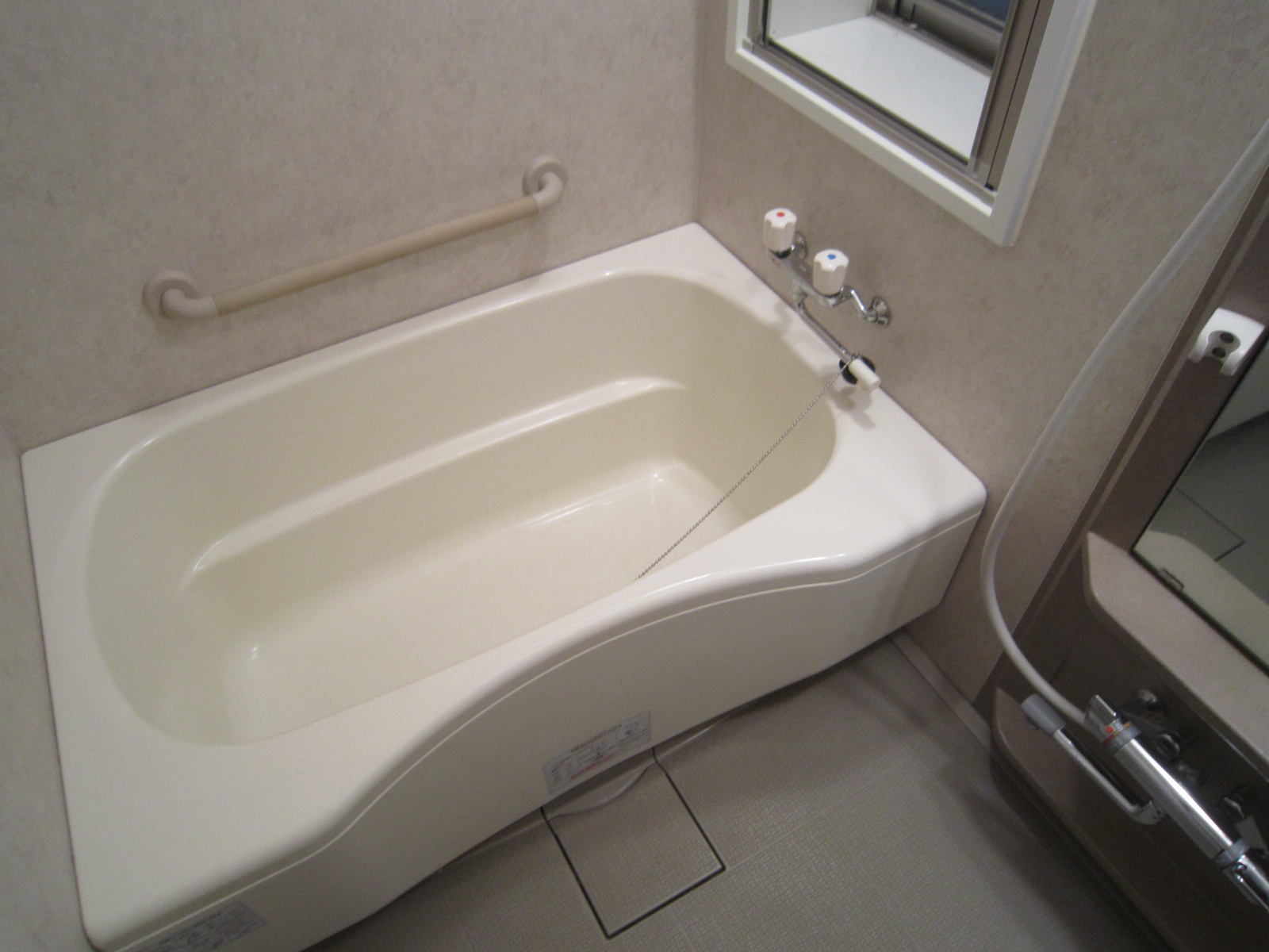 バス・シャワールーム　浴室に窓あり