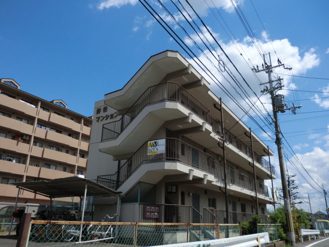 野色マンションの外観写真