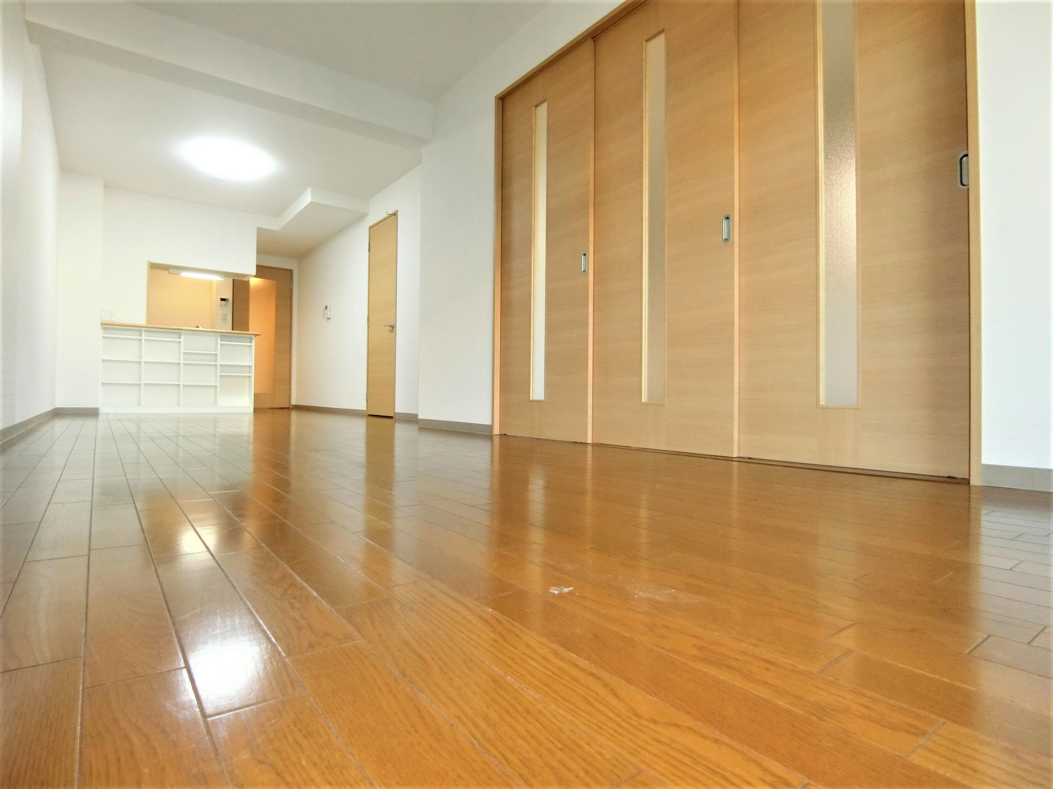 居室・リビング　お洒落なカウンターシステムキッチン完備の１６帖リビングです☆