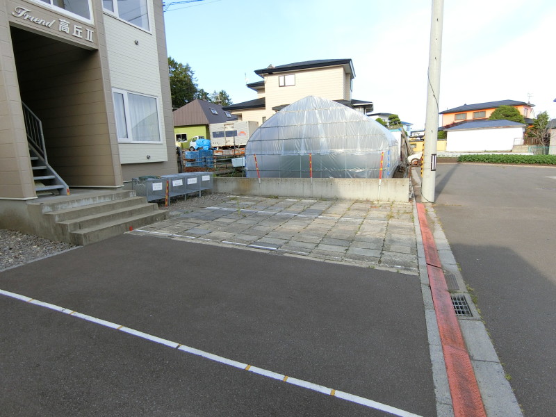 【函館市高丘町のアパートの駐車場】