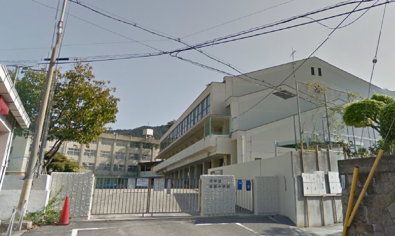 小学校　呉市立吉浦小学校（小学校）まで261m