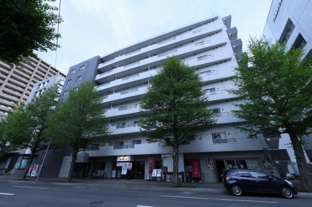 【札幌市中央区南三条西のマンションの建物外観】