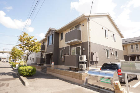 新潟市中央区紫竹のアパートの建物外観