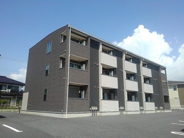 沼田市桜町のアパートの建物外観