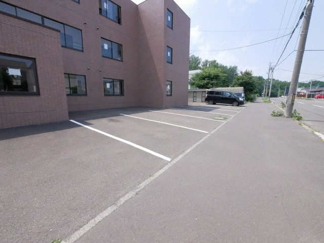 【札幌市北区屯田二条のマンションの駐車場】