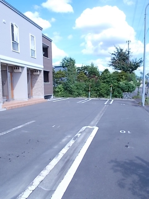 【夕張郡長沼町錦町北のアパートの駐車場】