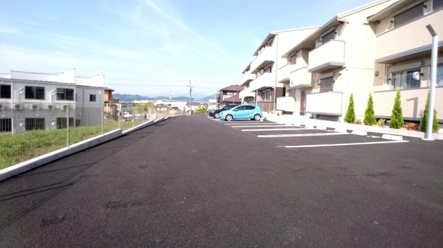 【秦野市戸川のアパートの駐車場】