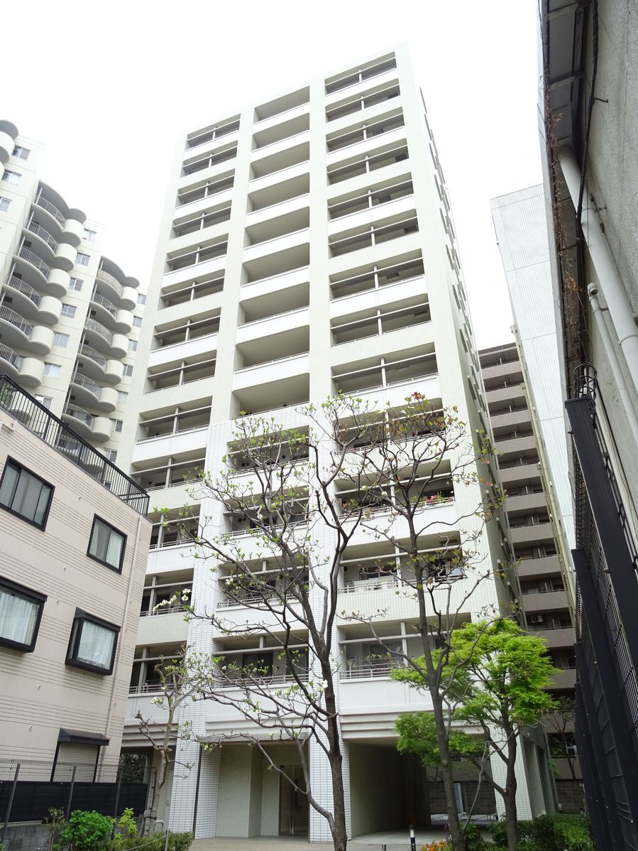 【港区三田のマンションの建物外観】