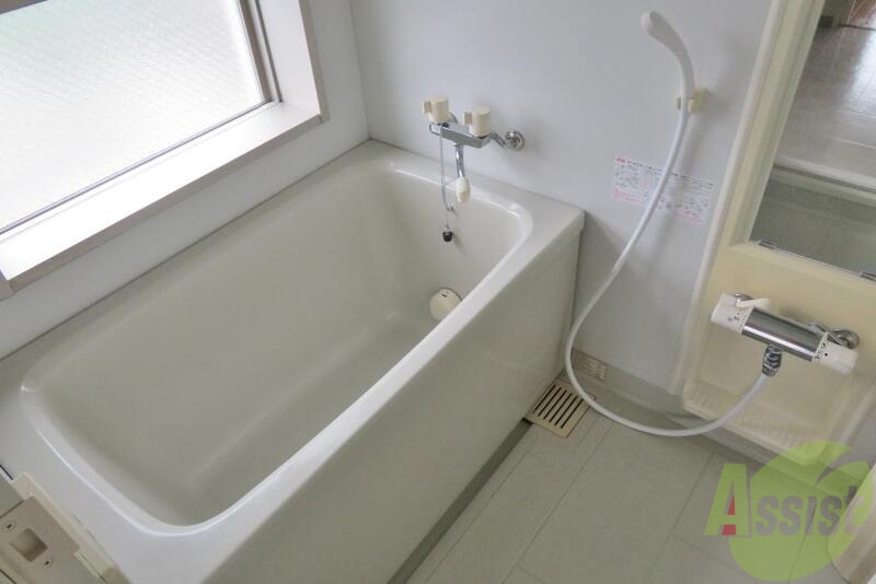 バス・シャワールーム　お風呂は足を延ばして方まで浸かれそうです。