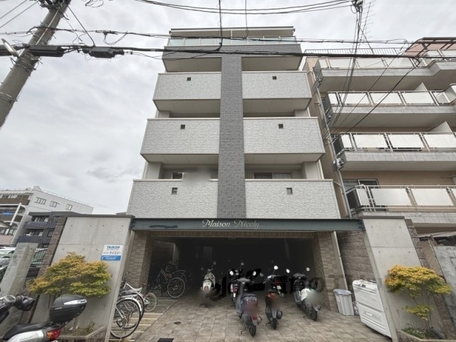 京都市伏見区深草西浦町８丁目のマンションの建物外観