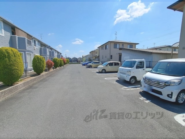 【橿原市地黄町のアパートの駐車場】