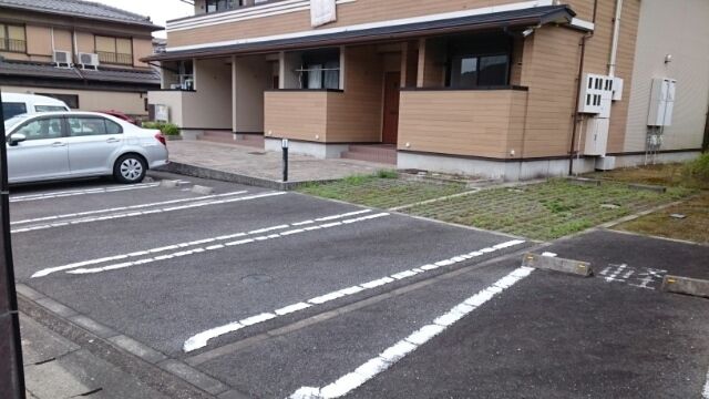 【京都市左京区岩倉中町のアパートの駐車場】