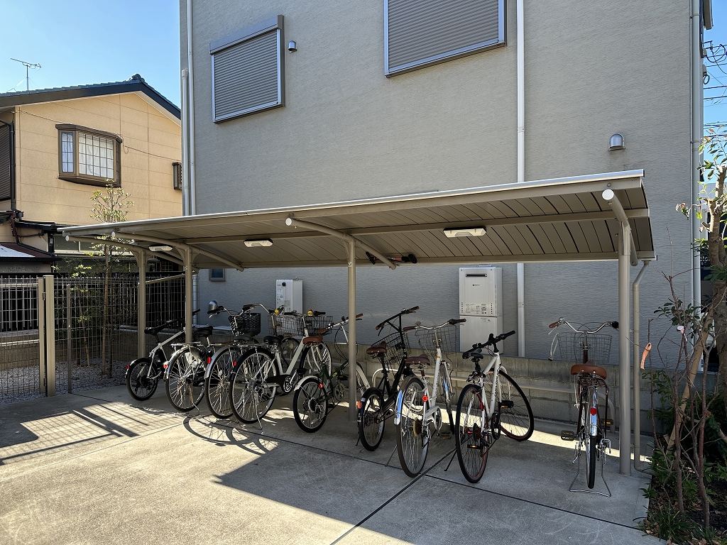駐車場　駐輪場は屋根付きです。