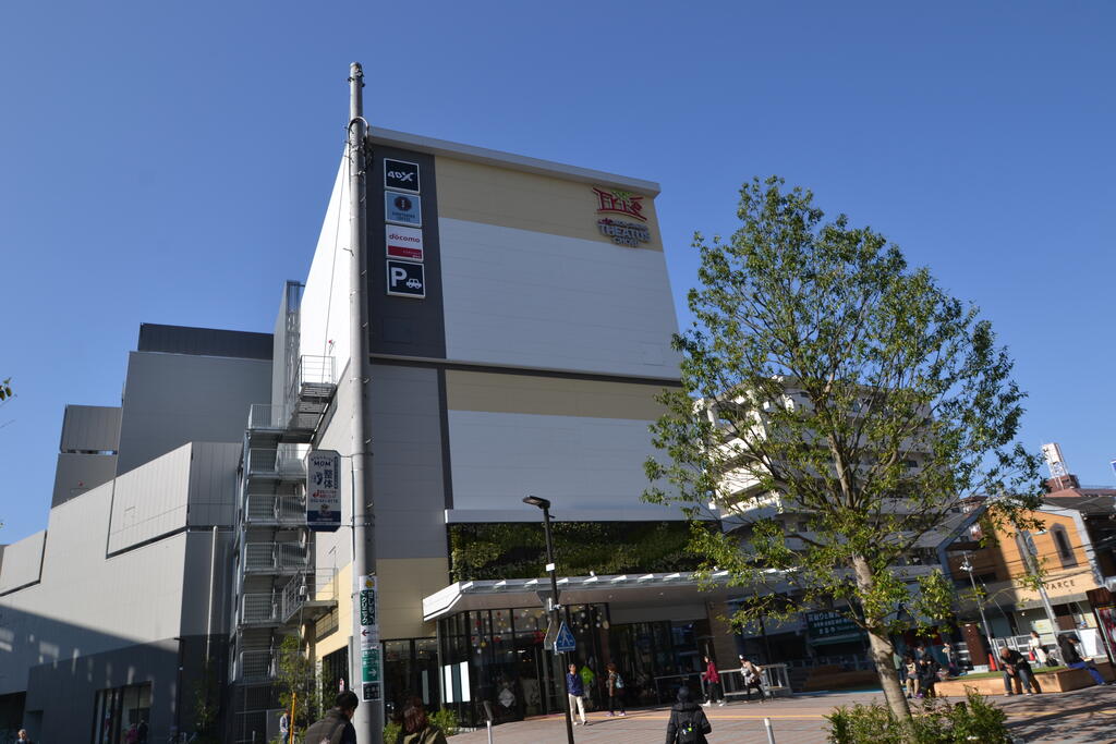 ショッピングセンター　トリエ京王調布（ショッピングセンター）まで642m