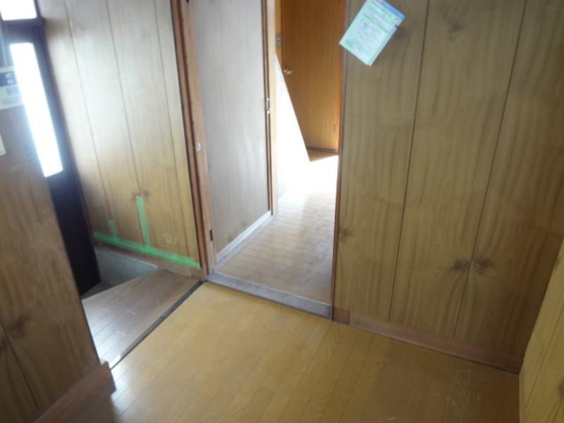 ＪＲ山陽本線 姫路駅 バス乗車時間：10分 最寄りバス停で下車 徒歩8分 2階建 築48年の玄関写真
