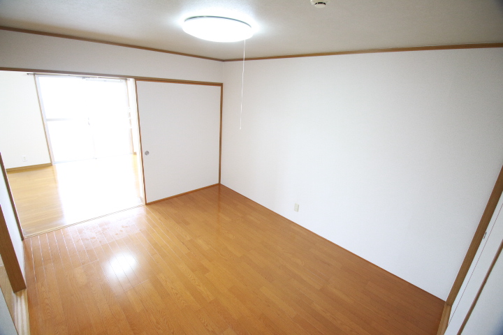 ガーデンヒルズ昭和町Iの居間写真