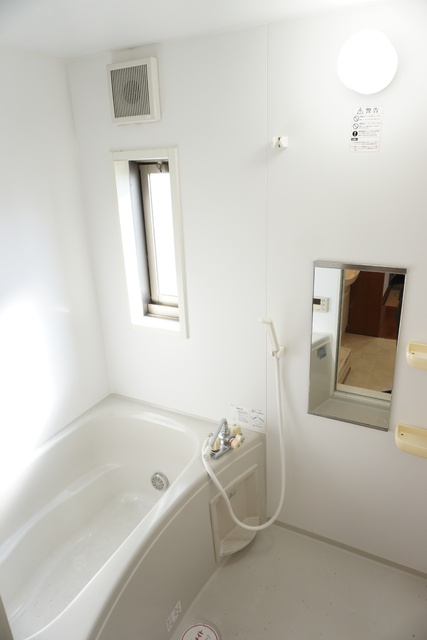 バス・シャワールーム　窓のある解放感のあるバスルーム