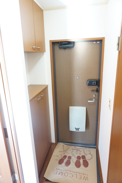 玄関　玄関にはシューズボックスが付いています