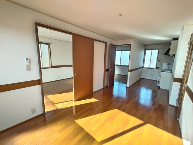 居室・リビング　南向きの日当たりのいいリビング