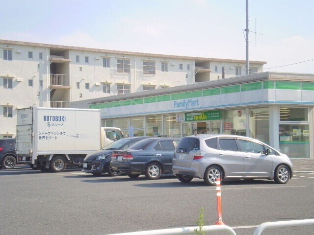 コンビニ　ファミリーマート鳩山ニュータウン店（コンビニ）まで741m