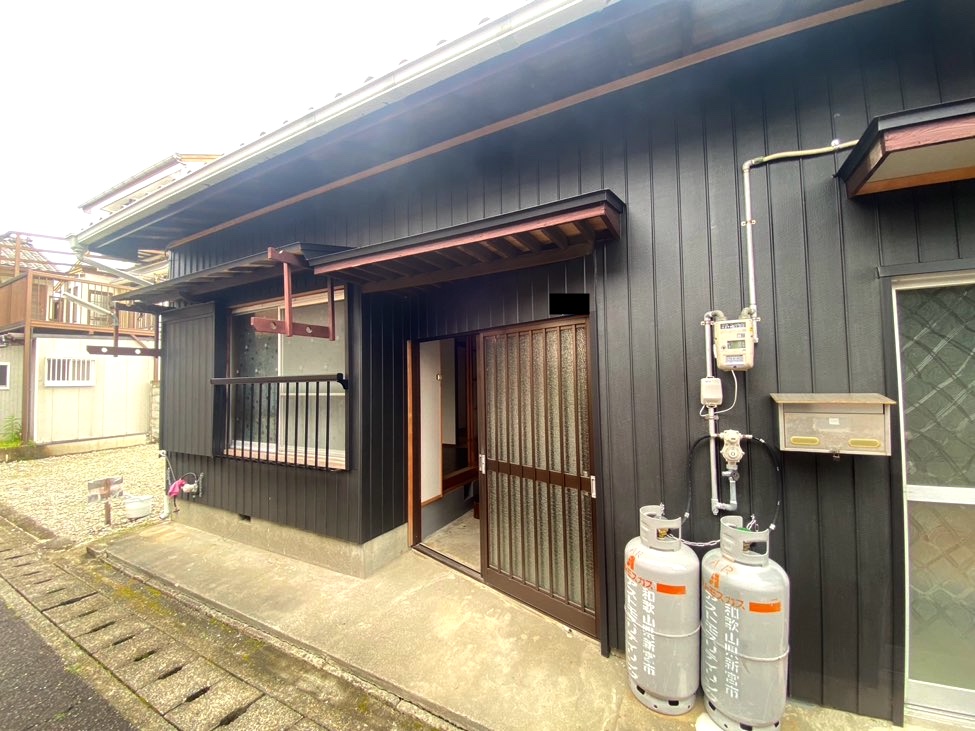 建物外観　ブラックの落ち着いた外壁