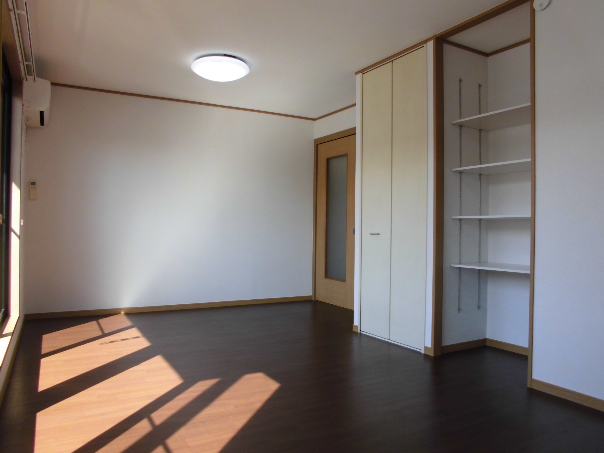 居室・リビング　南側洋室10帖