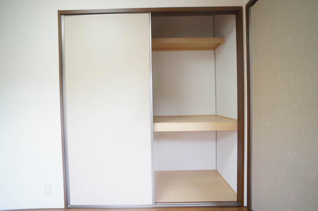 収納　西洋室押し入れ