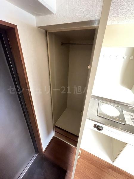 収納　玄関横に収納スペースがございます。